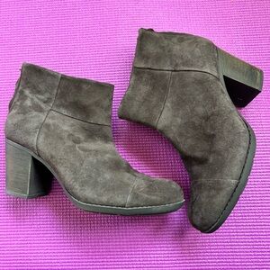 Clarks | Brown Suede Ankle Boots 🤎